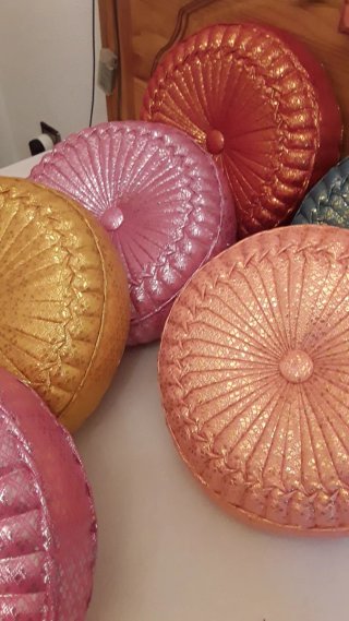 Cuscini decorativi rotondi, molto belli.