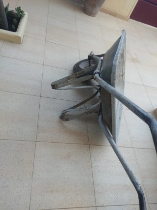 Carretilla de mano metálica