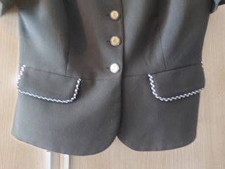 Traje de falda y blazer negro