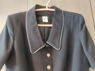 Traje de falda y blazer negro