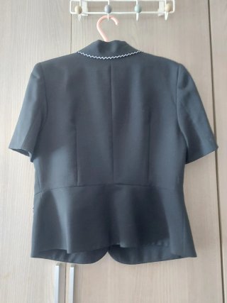 Traje de falda y blazer negro