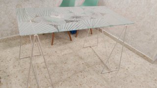 Mesa de cristal con caballete de forja