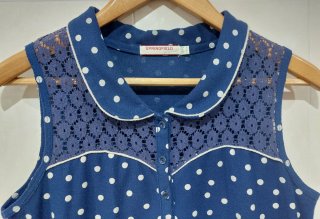 Vestido de verano azul con lunares