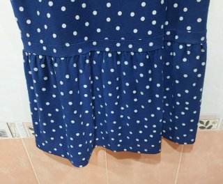 Vestido de verano azul con lunares
