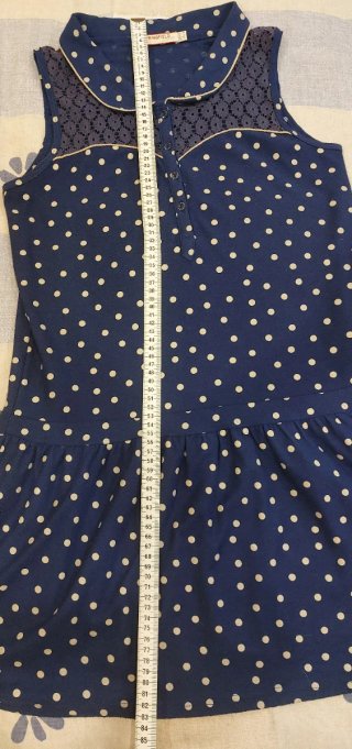 Vestido de verano azul con lunares