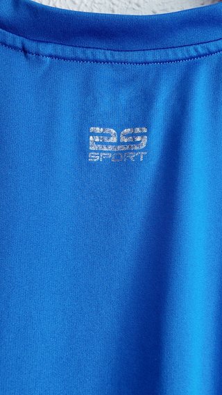 Camiseta deportiva hombre azul y negro