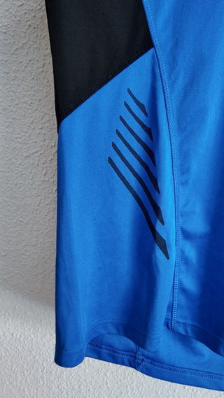 Camiseta deportiva hombre azul y negro