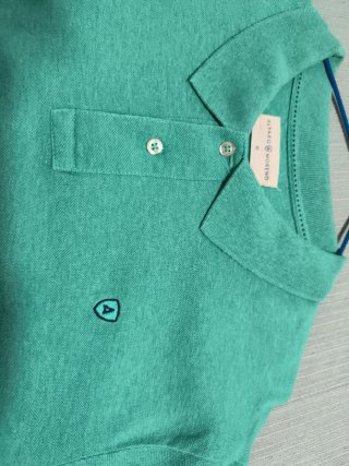 Polo verde con logo y Polo Azul
