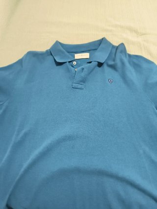 Polo verde con logo y Polo Azul