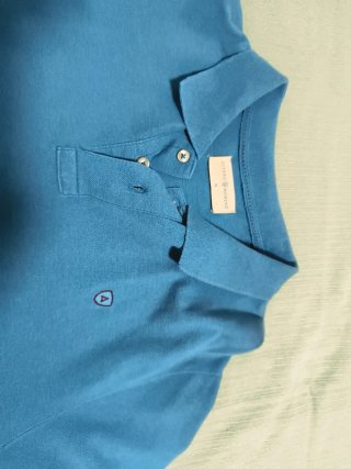 Polo verde con logo y Polo Azul