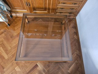 Mesa de centro de madera cerezo y cristal.