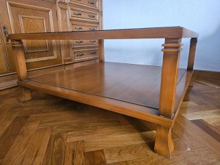 Mesa de centro de madera cerezo y cristal.