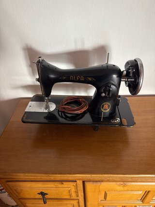 Máquina de coser Alfa antigua