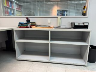 Mueble de oficina blanco y negro