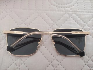 Gafas de sol Polaroid unisex negras y doradas