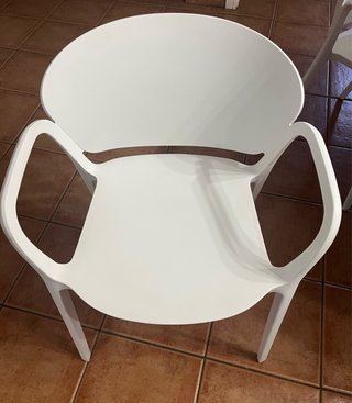 Silla de plástico blanca moderna, son 4 sillas