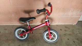 Bicicleta de equilibrio roja