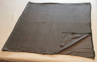 Scialle grigio e bianco con pois