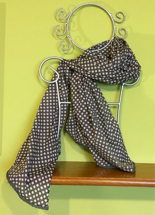 Scialle grigio e bianco con pois