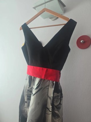 Vestido de fiesta negro y rojo