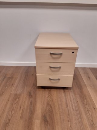 Cajonera de madera con ruedas