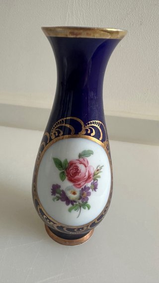 Florero azul vintage con flores doradas