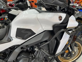 Yamaha Tracer 9 GT Blanca y Dorada