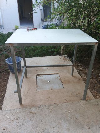 Mesa metálica blanca