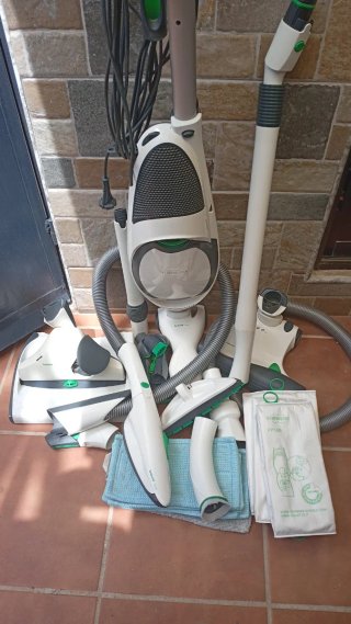 Aspiradora Kobold Vorwerk con accesorios