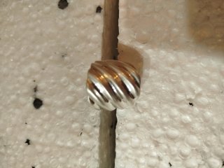 Anillo con diseño retorcido