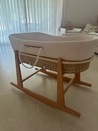 Moisés de mimbre con soporte