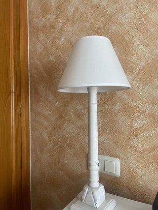 Lámpara de mesa blanca de madera