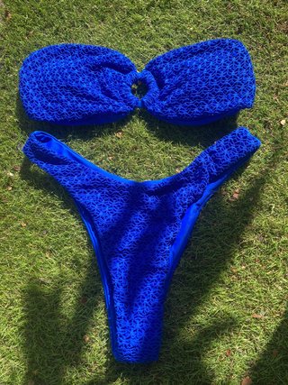 Bikini azul con textura
