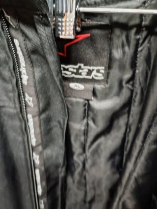 Chaqueta Moto Negra con Detalles Rojos
