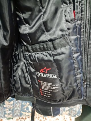 Chaqueta Moto Negra con Detalles Rojos