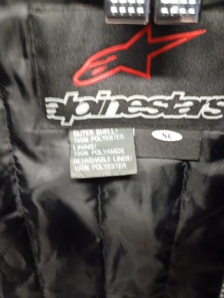 Chaqueta Moto Negra con Detalles Rojos