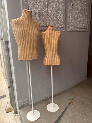 Maniquíes de mimbre beige