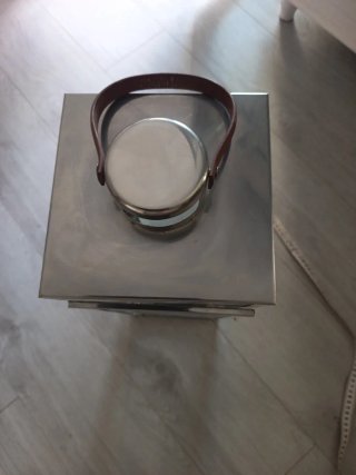 Caja de cristal y metal