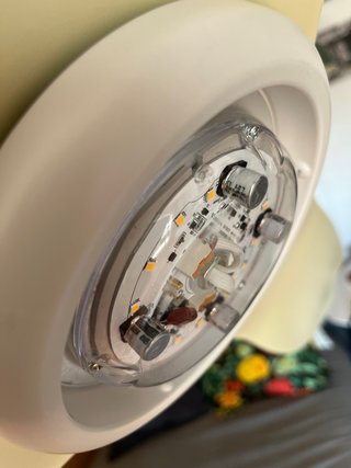 Ventilador de techo beige y blanco