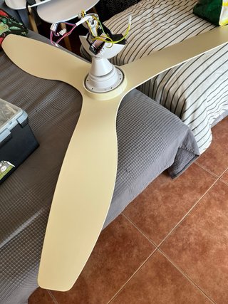 Ventilador de techo beige y blanco
