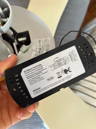 Ventilador de techo beige y blanco
