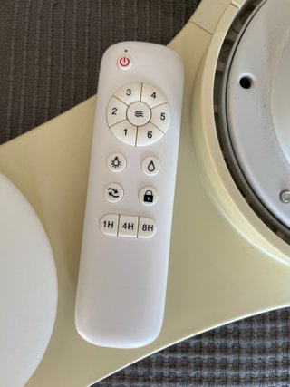 Ventilador de techo beige y blanco