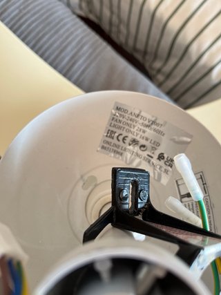 Ventilador de techo beige y blanco