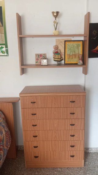 Estanterías de madera y metal