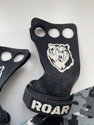 Calleras y Muñequeras ROAR