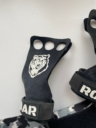 Calleras y Muñequeras ROAR