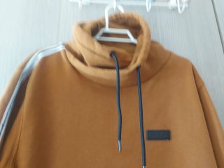 Sudadera H&M mostaza con capucha