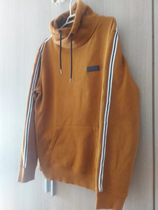 Sudadera H&M mostaza con capucha