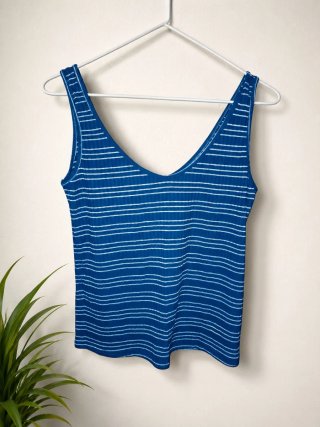 Camiseta de tirantes azul con rayas