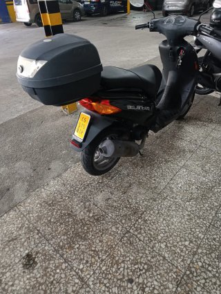 Derbi Atlantis 50 con maleta trasera